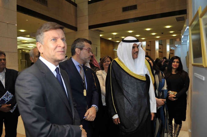 الشيخ سلمان الحمود والسفير الاسباني كارلوس دي تيخاد في جولة بالمعرض﻿