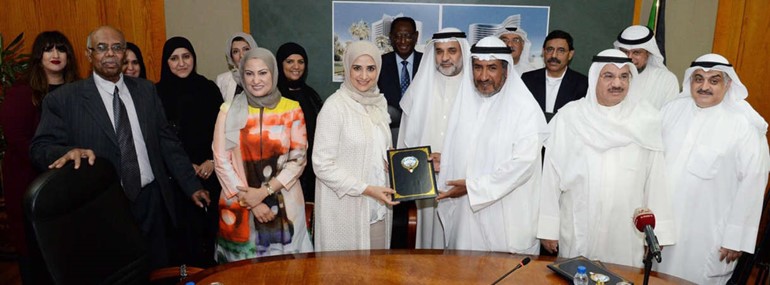 دناجي المطيري ومريم العقيل خلال توقيع اتفاقية التعاون﻿