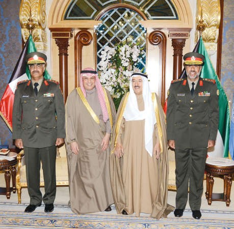 صاحب السمو الامير الشيخ صباح الاحمد مستقبلا الشيخ خالد الجراح والفريق الركن محمد الخضر والفريق الركن الشيخ عبدالله النواف ﻿