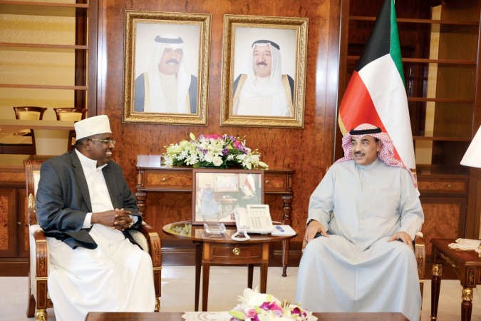 الشيخ صباح الخالد مستقبلا سفير كينيا لدى الكويت محمد مهات﻿