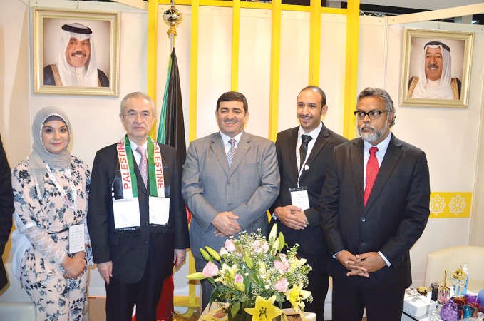 السفير سعد العسعوسي لدى زيارته المعرض التجاري الدولي لمنظمة التعاون الاسلامي في ماليزيا