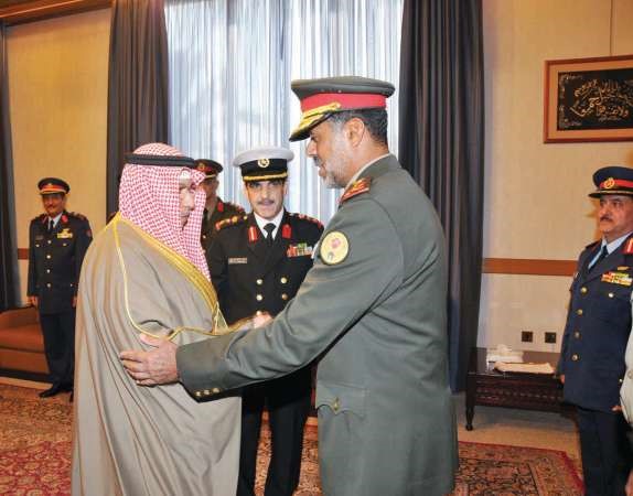 الشيخ خالد الجراح مصافحا الفريق الركن الشيخ عبدالله النواف 