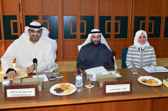 هند الصبيح ود علي العمير والشيخ محمد العبدالله اثناء اجتماع لجنة الاولويات ﻿