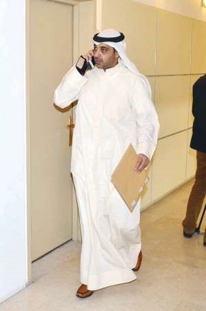 الشيخ محمد العبدالله يحمل اوراقه باتجاه الاجتماع ﻿
