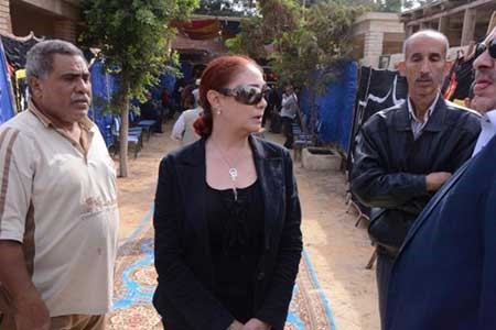 بالفيديو والصور.. دموع النجوم في وداع معالي زايد.. وشيرين وسماح انور تصران على نزول قبرها