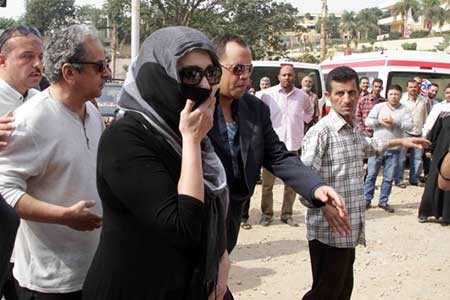 بالفيديو والصور.. دموع النجوم في وداع معالي زايد.. وشيرين وسماح انور تصران على نزول قبرها
