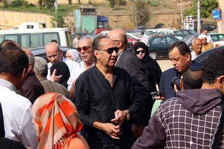 بالفيديو والصور.. دموع النجوم في وداع معالي زايد.. وشيرين وسماح انور تصران على نزول قبرها