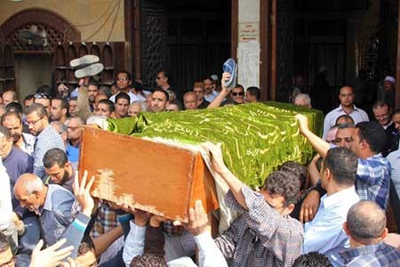 بالفيديو والصور.. دموع النجوم في وداع معالي زايد.. وشيرين وسماح انور تصران على نزول قبرها