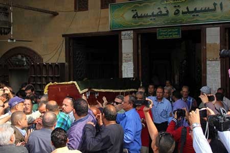 بالفيديو والصور.. دموع النجوم في وداع معالي زايد.. وشيرين وسماح انور تصران على نزول قبرها