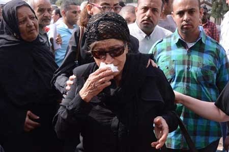 بالفيديو والصور.. دموع النجوم في وداع معالي زايد.. وشيرين وسماح انور تصران على نزول قبرها