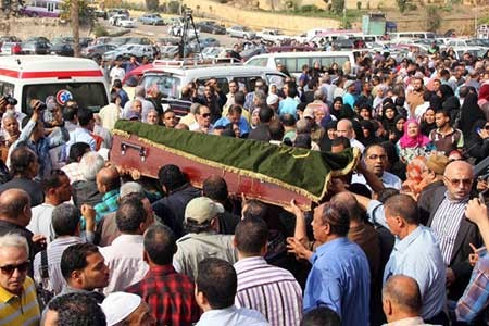 بالفيديو والصور.. دموع النجوم في وداع معالي زايد.. وشيرين وسماح انور تصران على نزول قبرها