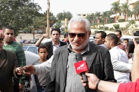 بالفيديو والصور.. دموع النجوم في وداع معالي زايد.. وشيرين وسماح انور تصران على نزول قبرها