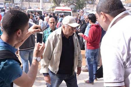 بالفيديو والصور.. دموع النجوم في وداع معالي زايد.. وشيرين وسماح انور تصران على نزول قبرها