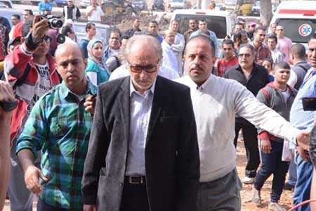 بالفيديو والصور.. دموع النجوم في وداع معالي زايد.. وشيرين وسماح انور تصران على نزول قبرها