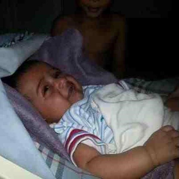 صورة: سعودي يصور «جنياً» مبتسماً بجوار طفله الرضيع