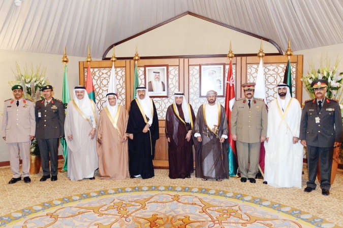 الشيخ خالد الجراح ودعبداللطيف الزياني مع رؤساء الوفود المشاركة في افتتاح الدورة 13 لمجلس الدفاع المشترك لدول مجلس التعاون﻿