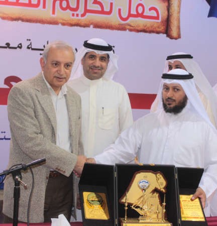 وزير التربية والتعليم يتسلم درعا تكريمية من مشعل الجلال