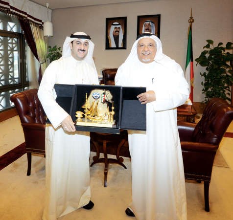 الشيخ علي الجراح مكرما الشاعر عيسى العميري