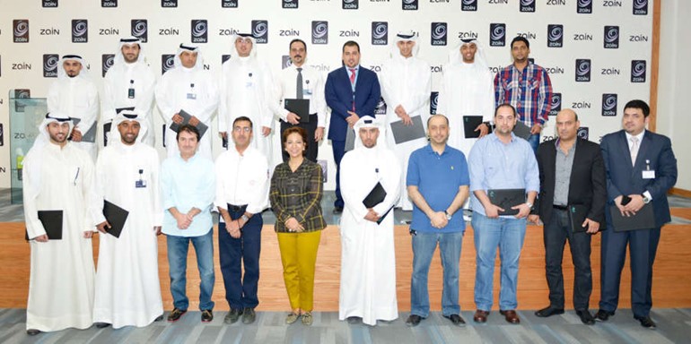 الرئيس التنفيذي للشؤون التجارية مريم علي تتوسط الادارة التنفيذية والموظفين المكرمين﻿