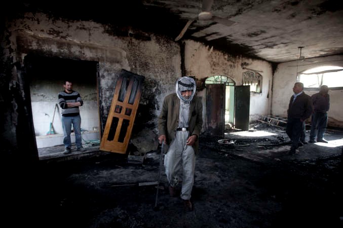 فلسطينيون يتفقدون اثار الدمار الذي لحق بمسجد المغير بالضفة اثر اعتداءات المستوطنين اليهود امساپ﻿