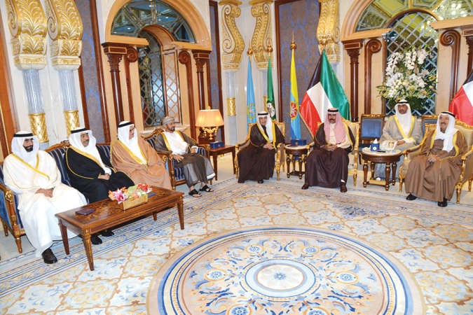 صاحب السمو الامير الشيخ صباح الاحمد خلال استقباله وزراء الدفاع الخليجيين بحضور سمو ولي العهد الشيخ نواف الاحمد والشيخ خالد الجراح ﻿
