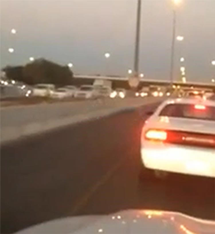 بالفيديو.. كويتي يصور كاميرا المرور الجديدة لحظة تصويرها متجاوزي حارة الامان