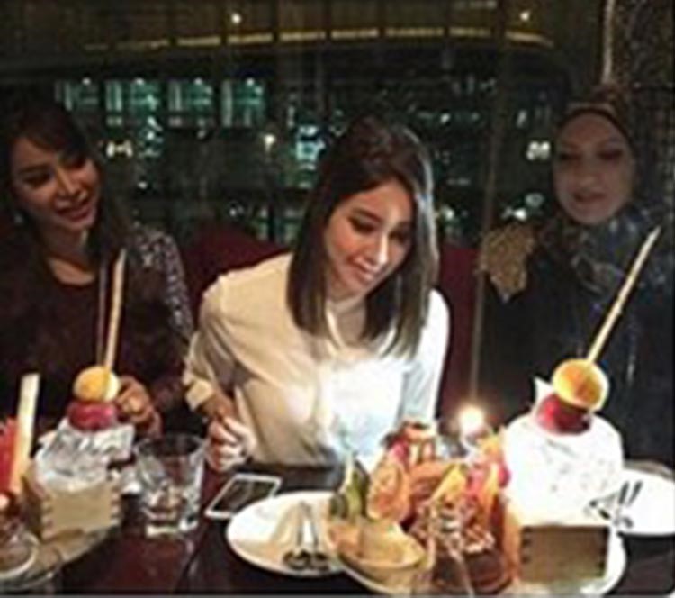 بالصور.. الفنانة أسيل عمران تحتفل بميلادها برفقة زوجها وشقيقتها لجين والأصدقاء