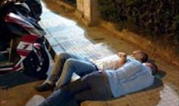 بالصور.. لقطات مصورة لوضعيات نوم مضحكة للمسافرين في العالم