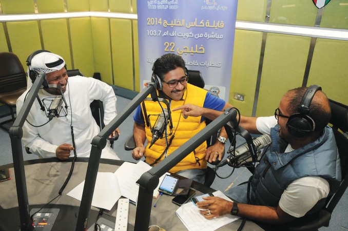 مايك مبلتع وعمر العثمان وفهد كميل خلال الحلقة	محمد خلوصي﻿