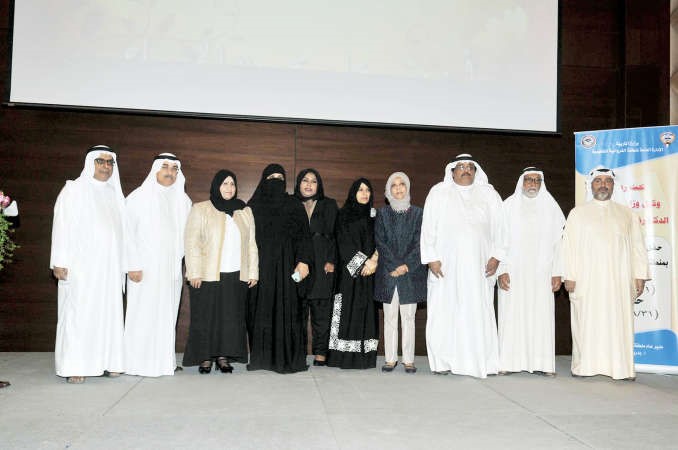 3- مريم الوتيد وبدرية الخالدي تتوسطان عددا من المكرمين 	قاسم باشا﻿