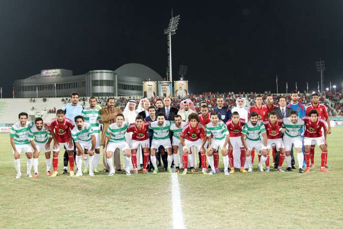 المسؤولون مع لاعبي الفريقين قبل انطلاق المباراة﻿