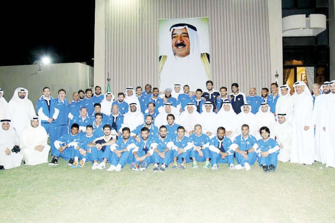 الشيخ سلمان الحمود والشيخ احمد المنصور والشيخ طلال الفهد يتوسطون لاعبي الازرق﻿