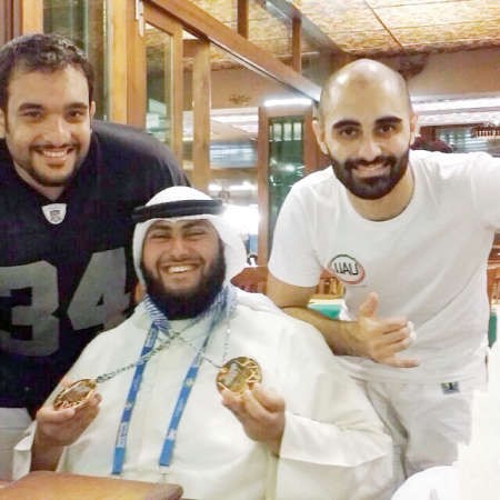 الشيخ مشعل طلال الفهد يتوسط البطلين﻿