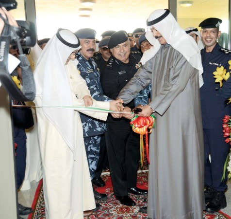  الشيخ محمد الخالد وم عبدالعزيز الابراهيم يقصان شريط الافتتاح﻿