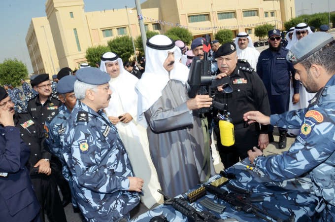 ويعاين احد الاسلحة الحديثة﻿