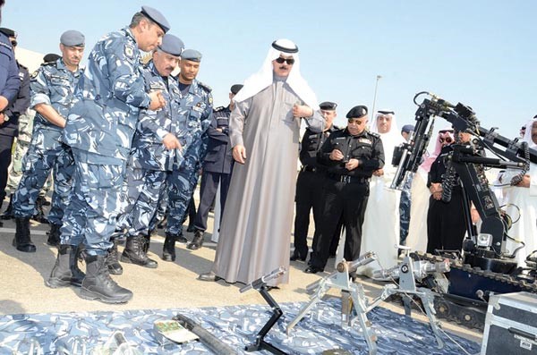الشيخ محمد الخالد يستمع لشرح عن اخر الاجهزة المستخدمة لكشف المتفجرات