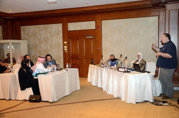 ستيفن ميلر محاضرا في ورشة تطوير جودة الحياة