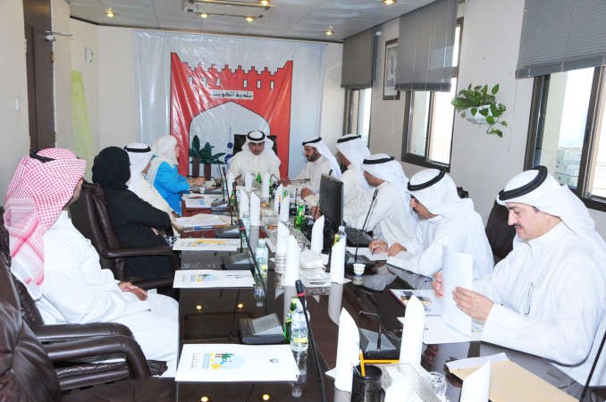 ماحمد المنفوحي ونبيلة الخليل وعدد من الحضور خلال الاجتماع 