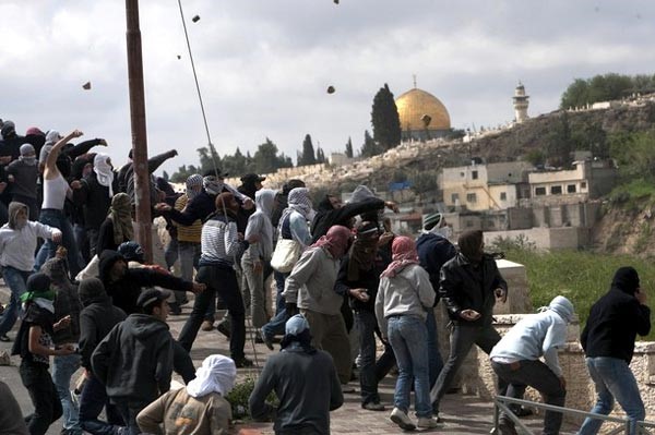 مواجهات في القدس المحتلة ودعوات فلسطينية لـ «مسيرات غضب» اليوم تضامنا مع الأقصى