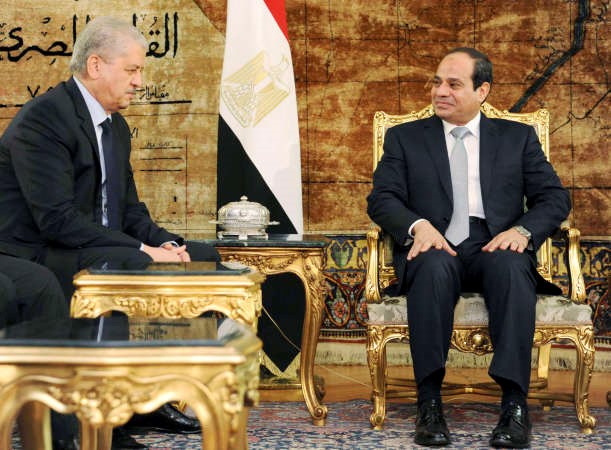 الرئيس المصري عبدالفتاح السيسي خلال استقباله رئيس الوزراء الجزائري عبدالمالك السلال في القاهرة امس افپ 