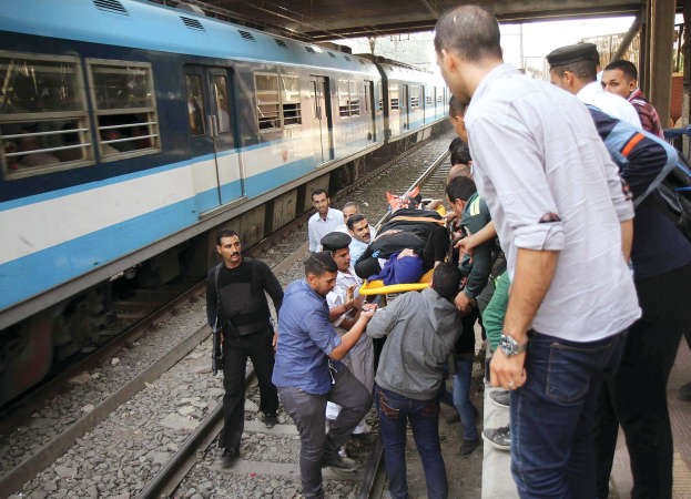 سيدة مصرية تتلقى اسعافات اولية نتيجة اصابتها عقب انفجار مترو الانفاق بالقاهرة امسرويترز 