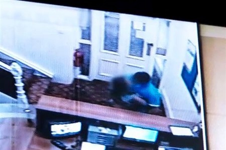 بالفيديو والصور.. كاميرا تفضح جريمة اغتصاب جماعي لطفلة في بريطانيا من قِبل عصابة عربية