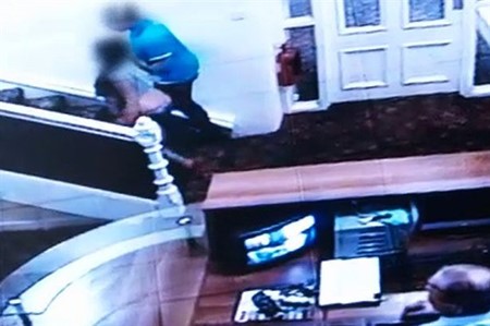 بالفيديو والصور.. كاميرا تفضح جريمة اغتصاب جماعي لطفلة في بريطانيا من قِبل عصابة عربية
