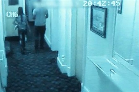 بالفيديو والصور.. كاميرا تفضح جريمة اغتصاب جماعي لطفلة في بريطانيا من قِبل عصابة عربية