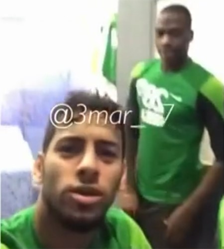 بالفيديو.. لاعب المنتخب السعودي يمازح زميله بعبارة مسيئة