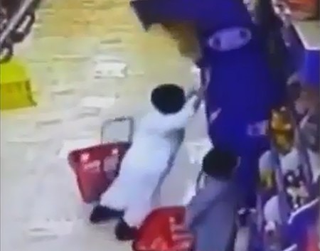 بالفيديو.. سقوط رف في جمعية تعاونية على طفل كويتي بعدما حاول صعوده