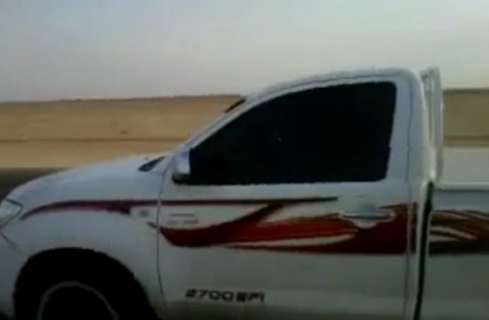 بالفيديو.. خليجيون يتسابقون بسرعة جنونية بسيارتين "هايلوكس"