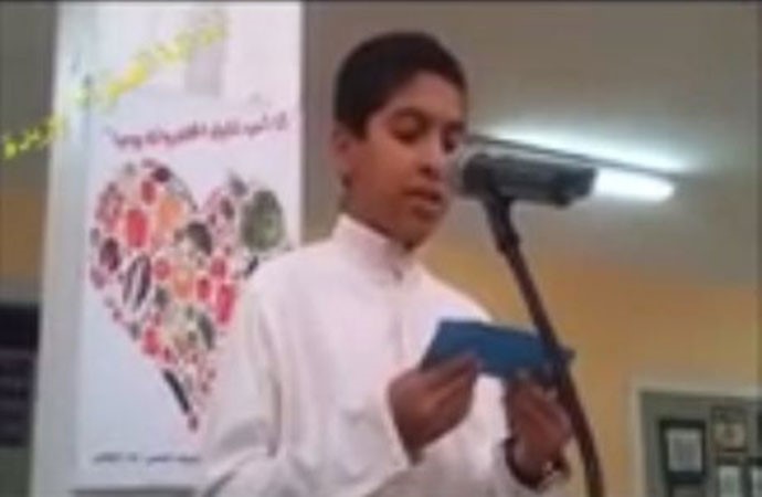 بالفيديو.. تلاوة خاشعة لطالب ابتدائي في الإذاعة المدرسية في السعودية