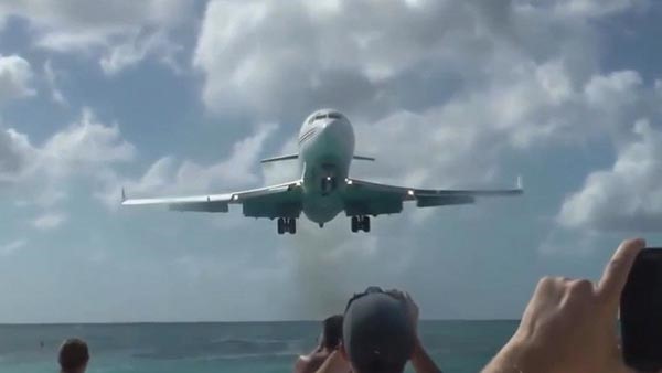 بالفيديو.. هبوط لا يصدق لطائرة KLM بوينغ 727 في جزيرة سانت مارتن بالكاريبي