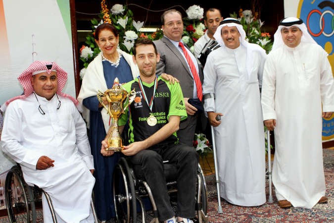 الشيخة شيخة العبدالله وشافي الهاجري يسلمان قائد فريق تورينو كاس البطولة﻿